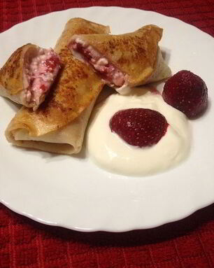 Блинчики с творогом и замороженной клубникой