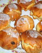 Булочки с изюмом из дрожжевого теста