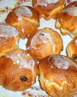 Булочки с изюмом из дрожжевого теста