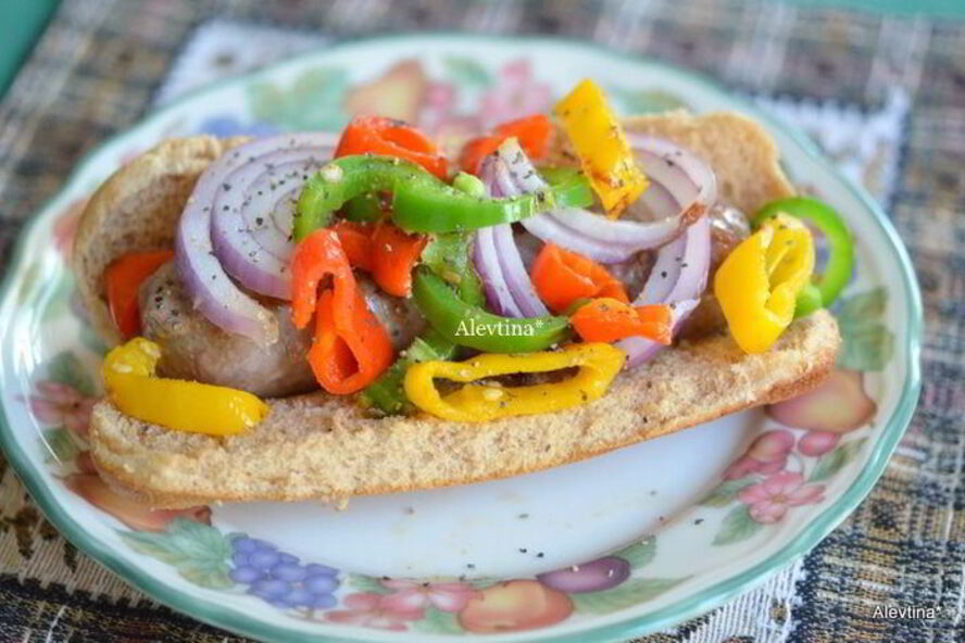 Рецепт булочек с колбаской и овощами