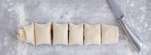 булочки с корицей из слоеного теста. Шаг 10