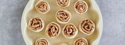 булочки с корицей из слоеного теста. Шаг 11