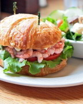 Булочки с томатами, зеленым салатом и креветками