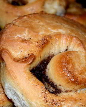 Плюшки с изюмом и корицей