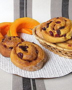 Пряные тыквенные плюшки с клюквой