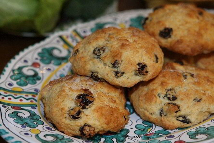 Рецепт сливочных булочек с изюмом и корицей