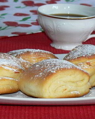 Творожные витые булочки с курагой