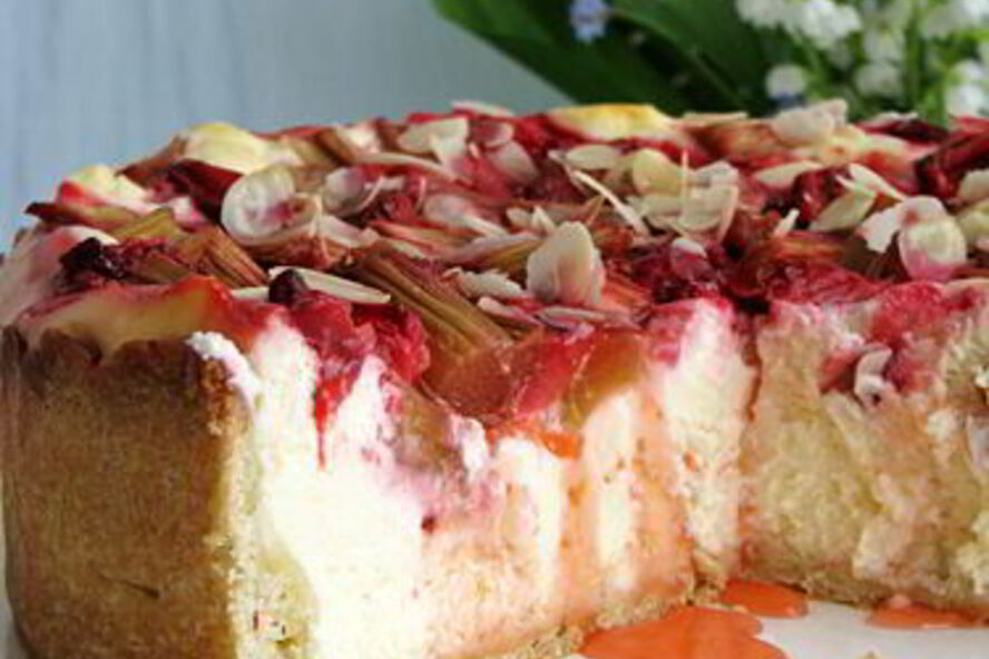 Рецепт чизкейка с ревенем и клубникой