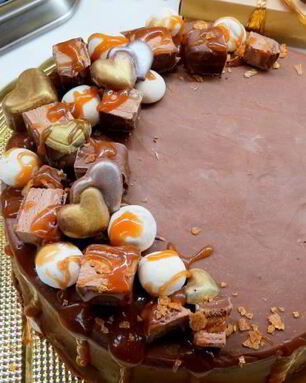 Шоколадный чизкейк Марс с нугой и соленой карамелью