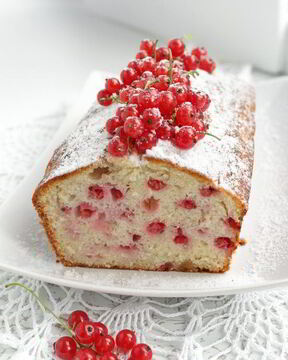 Кекс с марципаном и красной смородиной