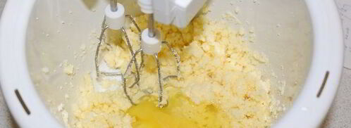 кекс со сливой и штрейзелем. Шаг 3