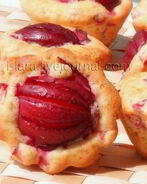 Порционные кексы со сливой