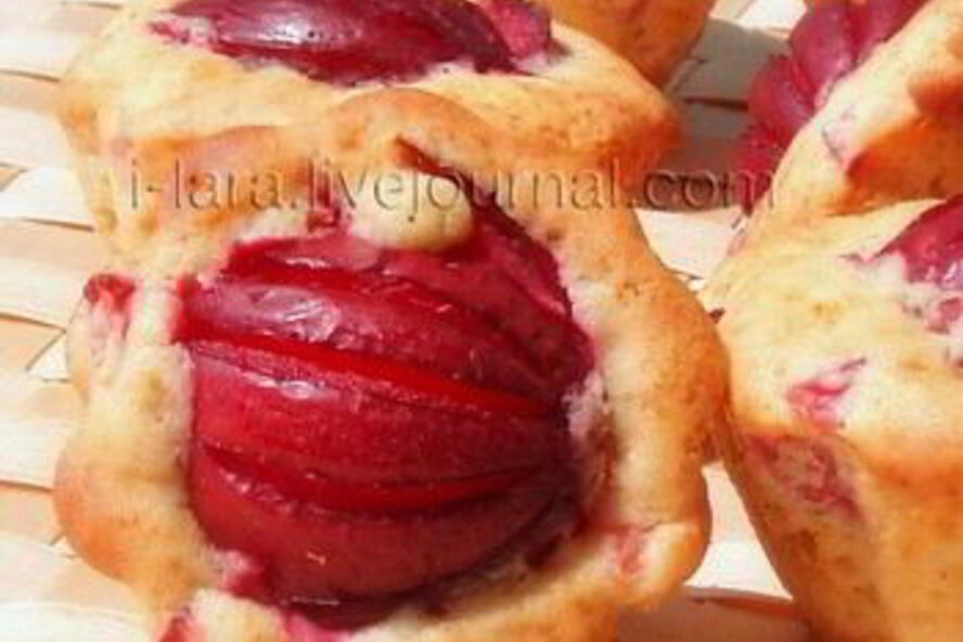 Рецепт порционных кексов со сливой