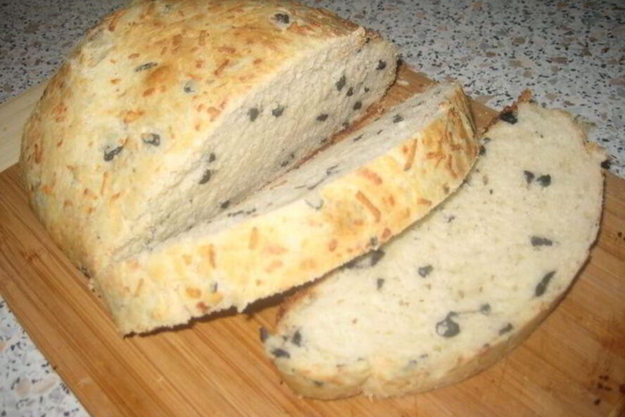 Рецепт хлеба с маслинами, сыром и чесноком