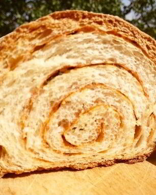 Хлеб с паприкой и базиликом