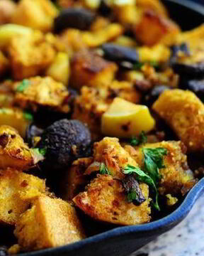 Кукурузный хлеб с колбасой и яблоками