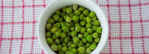 мясной хлеб с йогуртовым соусом и гарниром из зеленого горошка. Шаг 6