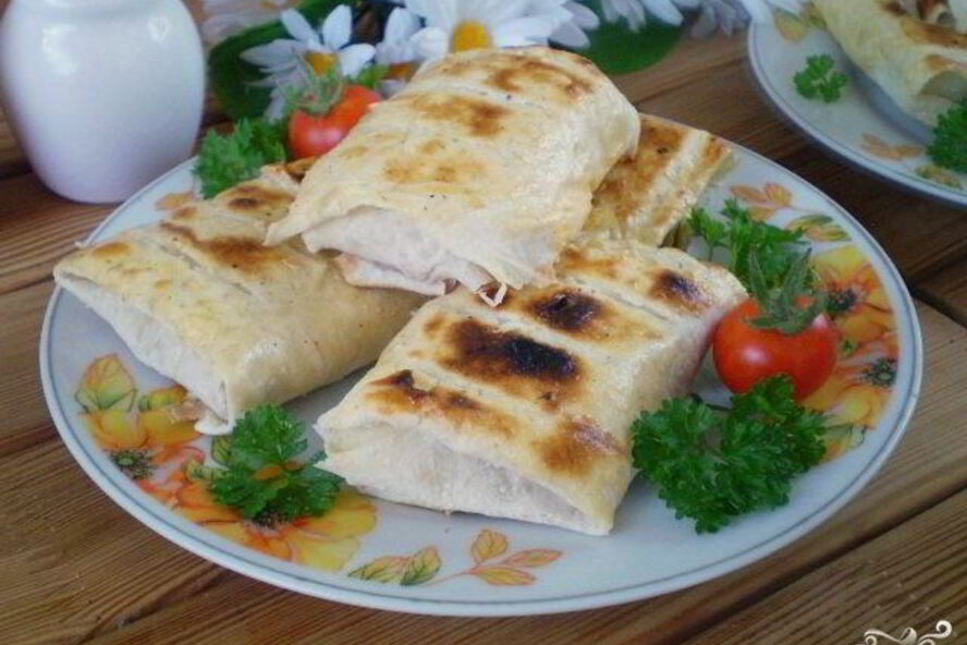 Рецепт лаваша с сыром и помидорами на костре