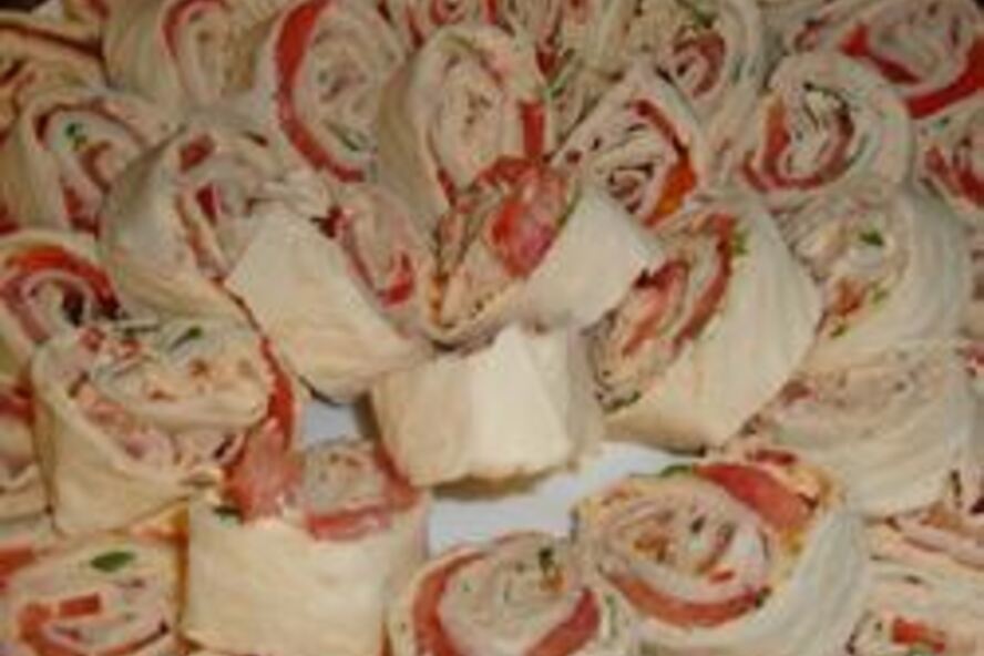 Рецепт рулетиков из лаваша с семгой и ветчиной