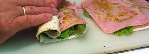 рулетики из лаваша с семгой и ветчиной. Шаг 4