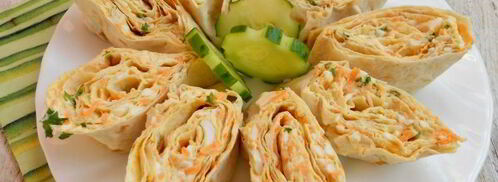 рулетики из лаваша с сыром, яйцами и морковью. Шаг 6