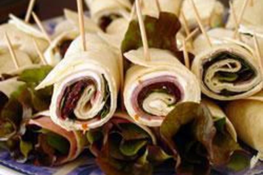 Рецепт рулетиков из лаваша с ветчиной и вялеными помидорами