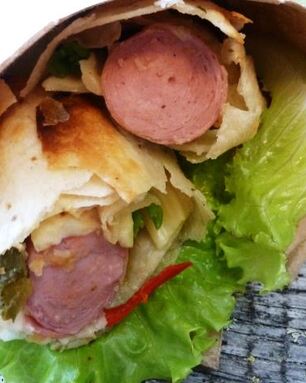 Сосиска в лаваше с маринованным огурцом и сыром