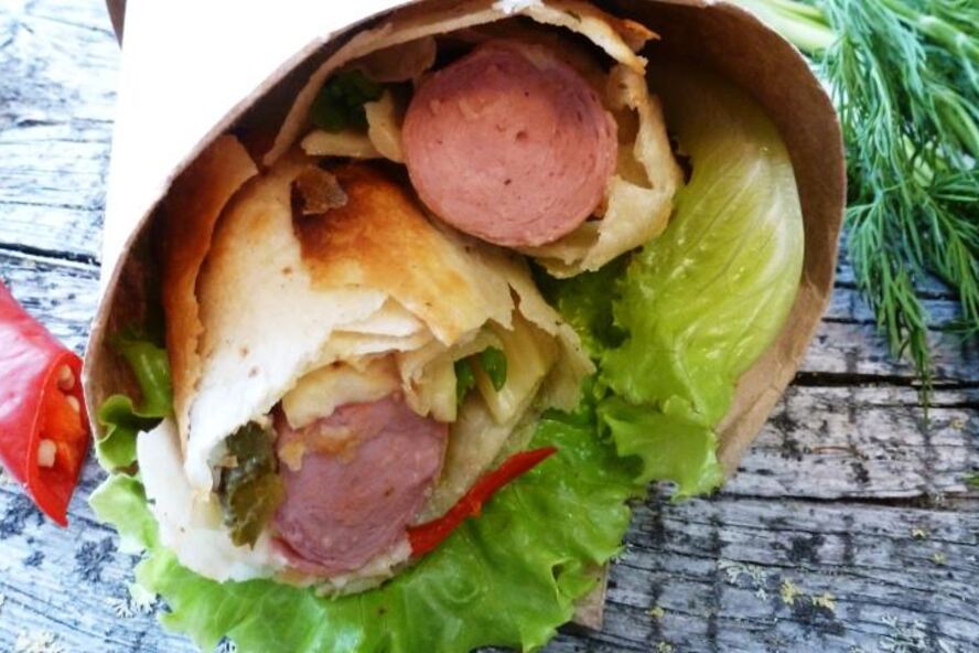 Рецепт сосиски в лаваше с маринованным огурцом и сыром