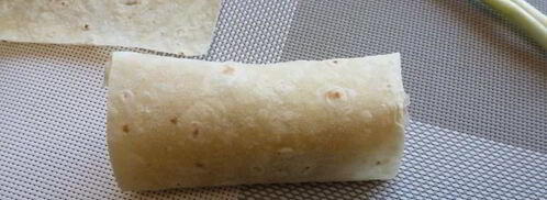 сосиска в лаваше с маринованным огурцом и сыром. Шаг 3