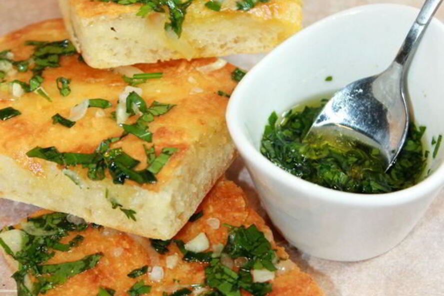 Рецепт фокаччи с сыром и песто из зеленого лука