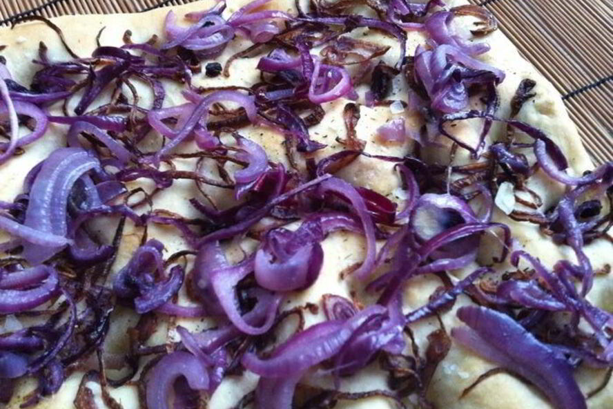 Рецепт фокаччи с жареным луком