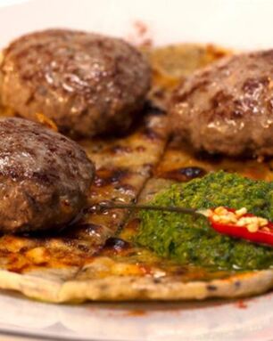 Кефта из баранины на лепешке с кунжутом