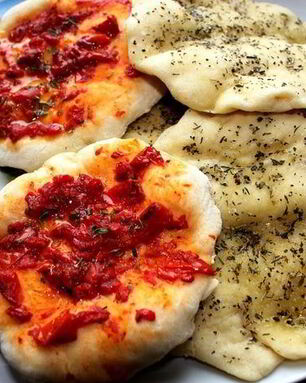 Лепешки-питы с прованскими травами и вялеными помидорами