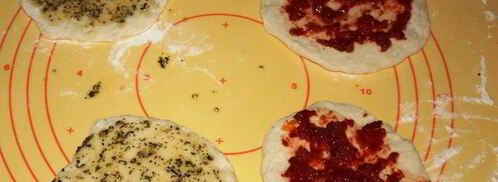 лепешки-питы с прованскими травами и вялеными помидорами. Шаг 11