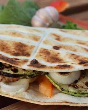 Лепешки с курицей на гриле