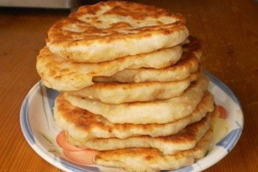 Рецепт мягких сырных лепешек с начинкой из ветчины