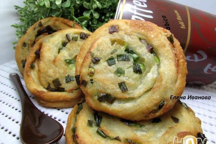 Рецепт слоеных лепешек с зеленым луком