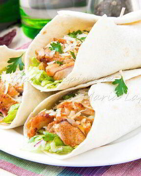 Тортильи с острой курицей, овощами и сыром Джюгас