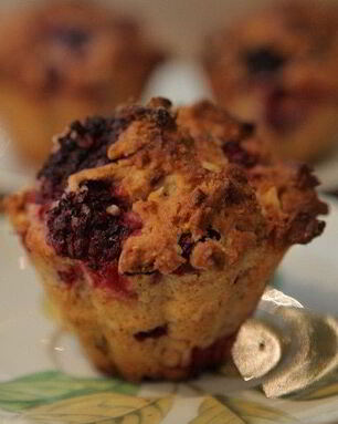 Клюквенно-ежевичные маффины