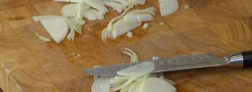 маффины с карамелизированным луком, беконом и зеленым горошком. Шаг 4