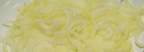 маффины с карамелизированным луком, беконом и зеленым горошком. Шаг 5