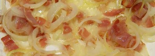 маффины с карамелизированным луком, беконом и зеленым горошком. Шаг 6