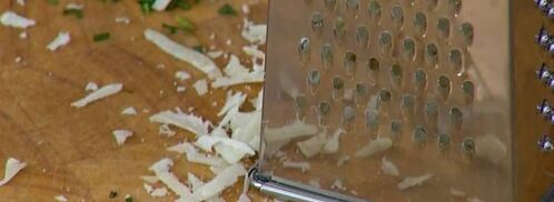 маффины с карамелизированным луком, беконом и зеленым горошком. Шаг 9