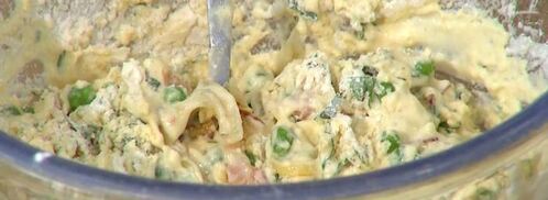 маффины с карамелизированным луком, беконом и зеленым горошком. Шаг 12