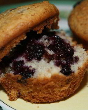 Маффины с замороженной черникой и миндалем