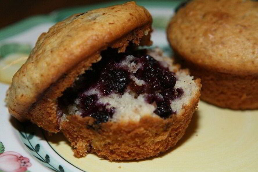 Рецепт маффинов с замороженной черникой и миндалем