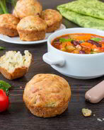 Несладкие маффины с оливками и беконом