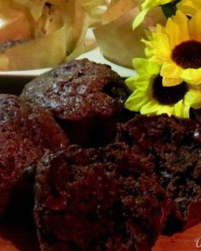 Очень шоколадные маффины с кусочками бананов внутри