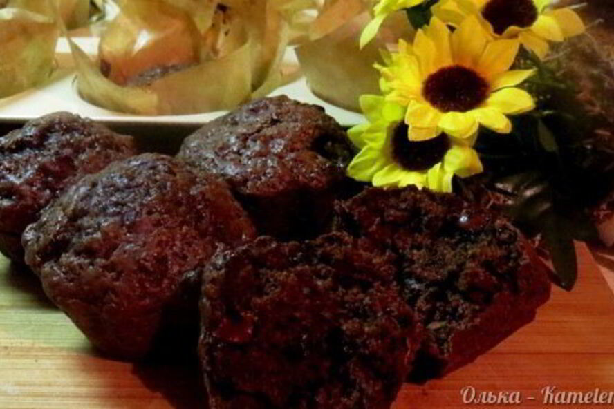 Рецепт очень шоколадных маффинов с кусочками бананов внутри