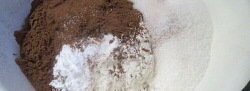 очень шоколадные маффины с кусочками бананов внутри. Шаг 3